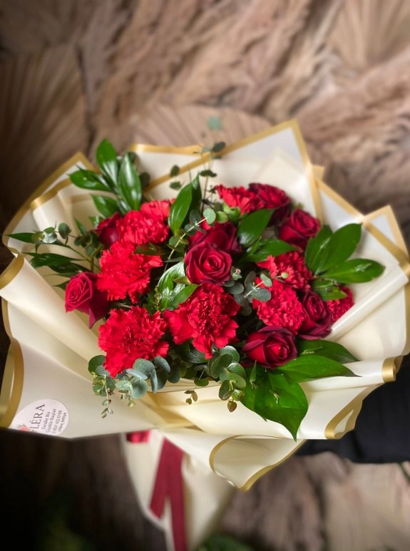 Gül  Ve Karanfil Buketi